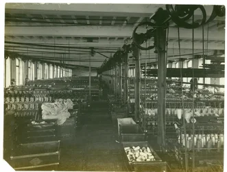 Sala de torsión, devanado y enrollado, hilandería de Leas, 1923